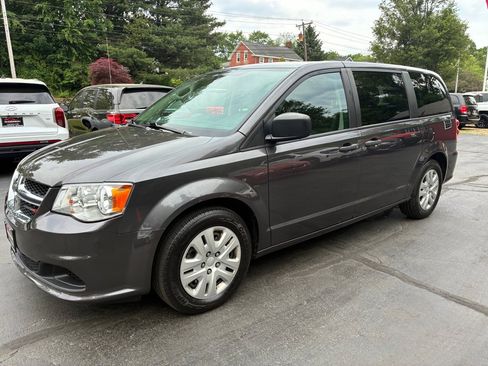 Used 2019 Dodge Grand Caravan SE FWD image 2