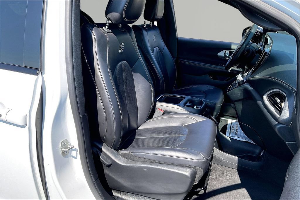 Used 2024 Chrysler Pacifica Limited FWD image 32