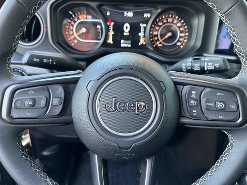 Used 2025 Jeep Wrangler Unlimited Rubicon AWD/4WD image 23
