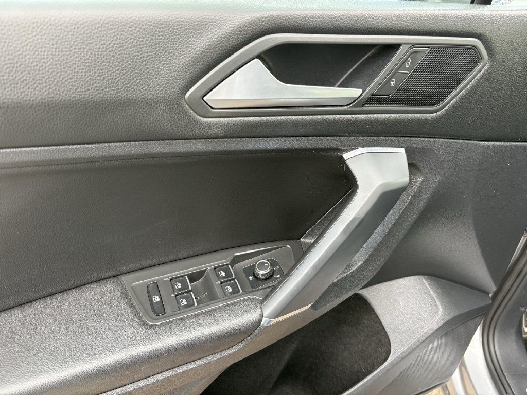 Used 2020 Volkswagen Tiguan SE R-Line FWD image 11