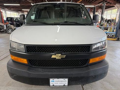 Used 2021 Chevrolet Express 3500 Extended w/ Driver Convenience Package RWD image 7