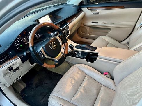 Used 2014 Lexus ES 300h w/ Luxury Package w/Bamboo Trim FWD image 9
