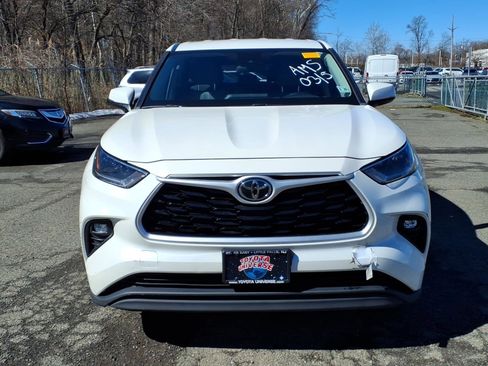 Used 2021 Toyota Highlander LE image 2