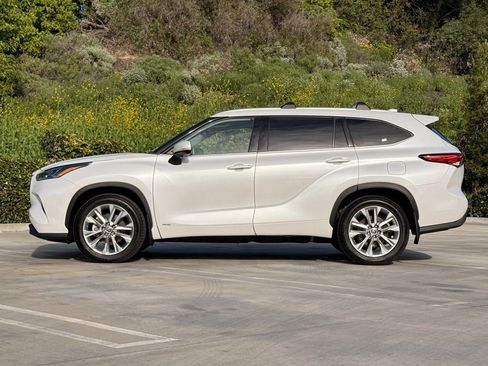 Used 2022 Toyota Highlander Limited image 7