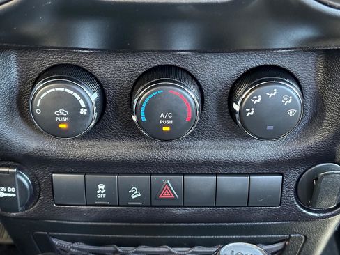 Used 2018 Jeep Wrangler Unlimited Sport w/ Connectivity Group AWD/4WD image 13