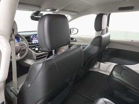 Used 2024 Chrysler Pacifica Touring-L image 22
