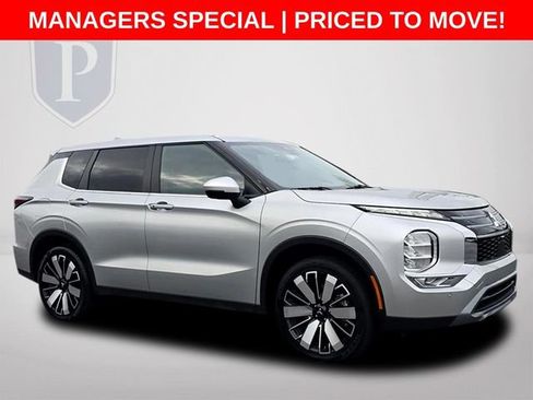 Used 2025 Mitsubishi Outlander SE FWD image 2