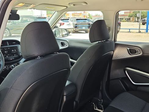 Used 2025 Kia Soul LX w/ LX Technology Package FWD image 16