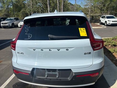 Used 2024 Volvo XC40 B5 Plus image 5