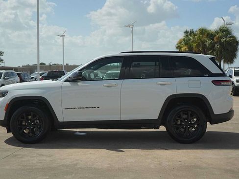 Used 2024 Jeep Grand Cherokee Altitude AWD/4WD image 3
