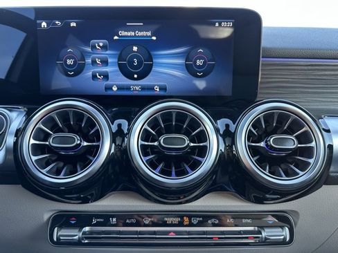 Used 2025 Mercedes-Benz GLB 250 4MATIC image 23