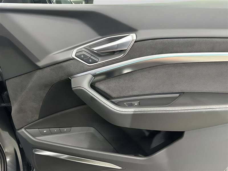 Used 2019 Audi e-tron Prestige w/ Prestige Package AWD/4WD image 15