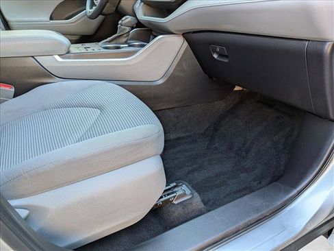 Used 2023 Toyota Highlander L image 15