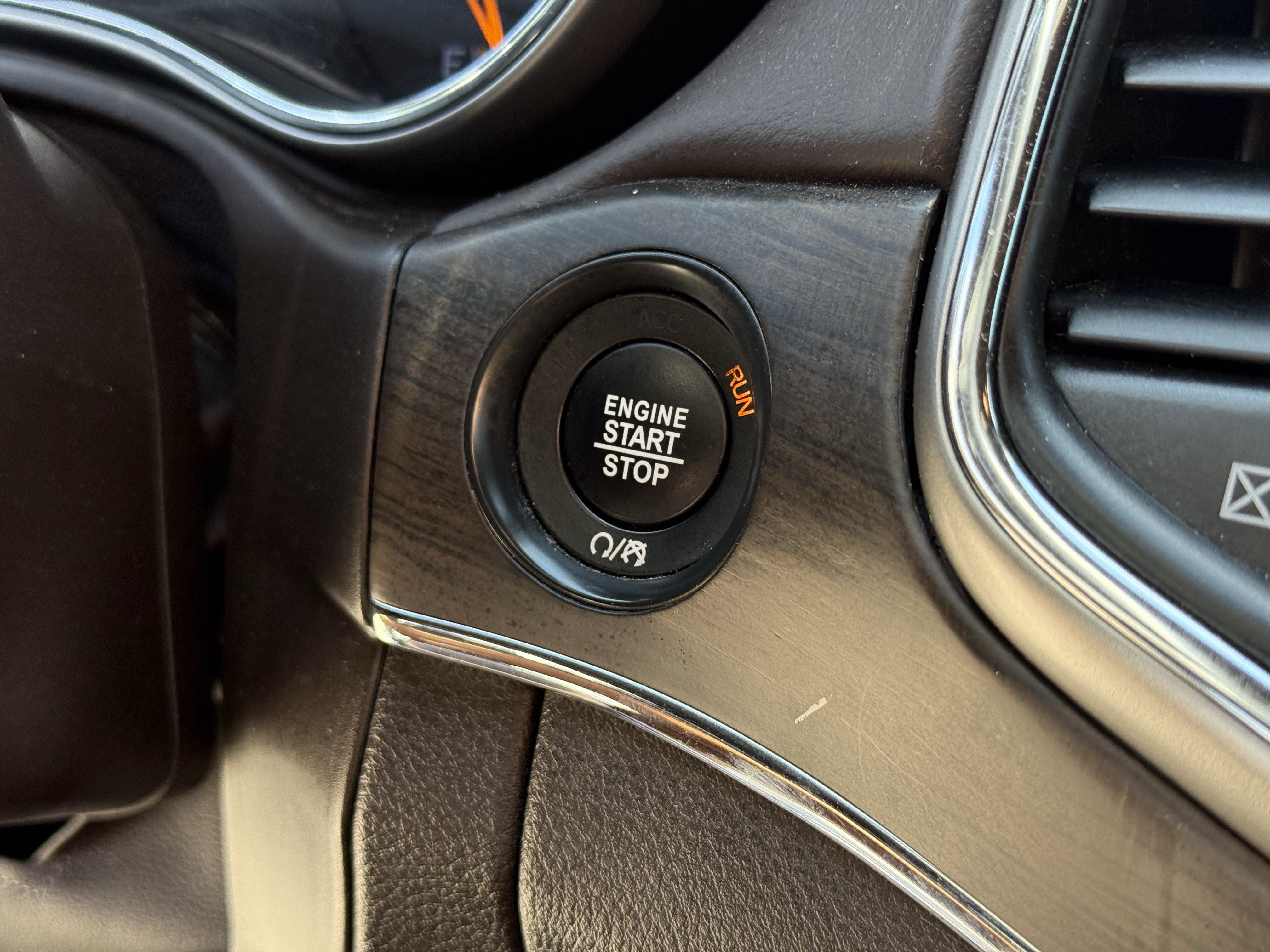 Used 2018 Jeep Grand Cherokee Overland RWD image 24
