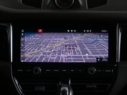 Certified 2021 Porsche Macan image 15