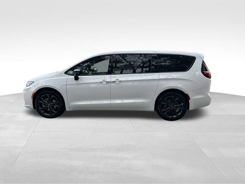 New 2026 Chrysler Pacifica Select image 3