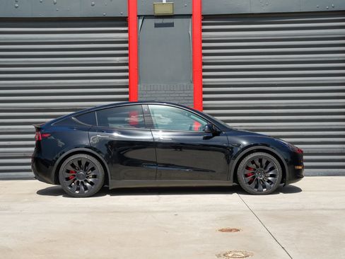Used 2023 Tesla Model Y Performance AWD/4WD image 3