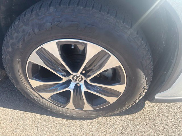 Used 2020 Toyota Highlander XLE AWD/4WD image 12