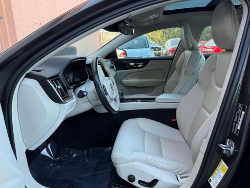 Used 2019 Volvo S60 T5 Momentum w/ Premium Package image 9