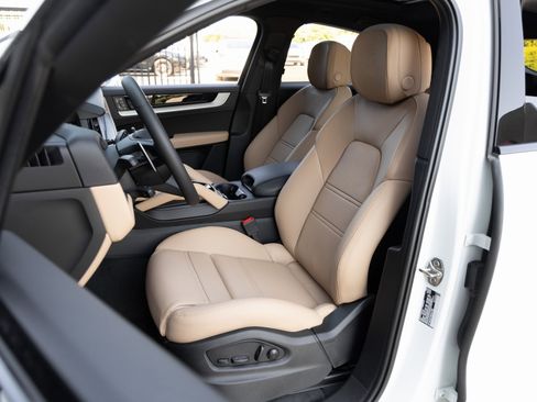 Certified 2025 Porsche Cayenne Coupe image 5