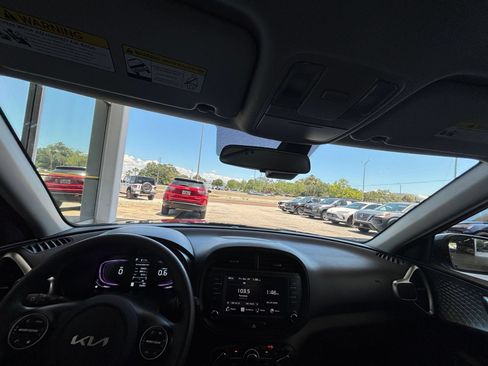 Used 2025 Kia Soul LX w/ LX Technology Package FWD image 32