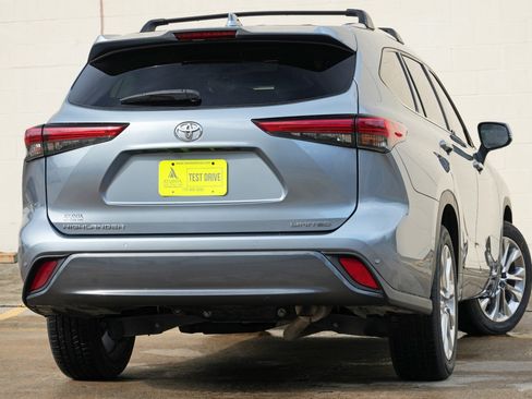 Used 2020 Toyota Highlander Limited FWD image 4