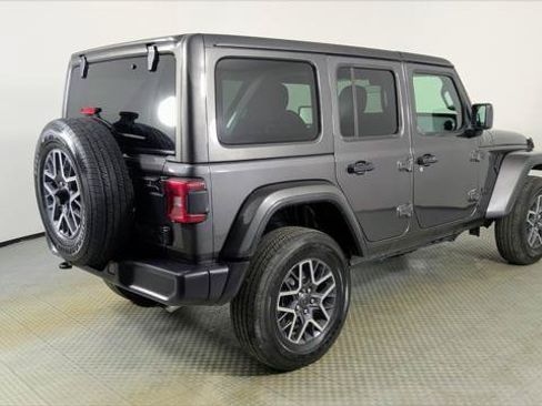 Used 2025 Jeep Wrangler Unlimited Sahara AWD/4WD image 7