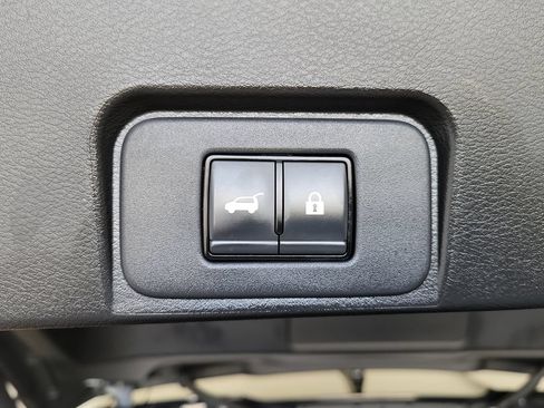 Used 2024 Nissan Rogue SV FWD image 11