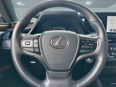 Used 2025 Lexus ES 300h w/ Premium Package image 17