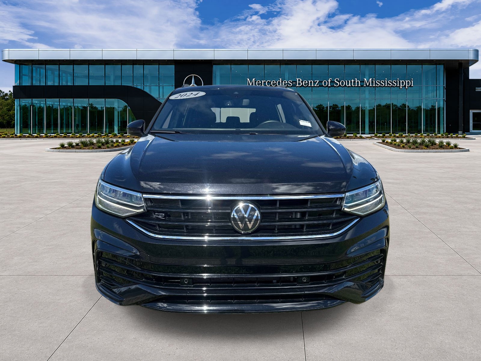 Used 2024 Volkswagen Tiguan SE R-Line w/ MDO Package, Three-Row FWD image 2