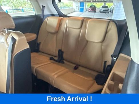 Used 2024 Kia Carnival LX FWD image 4