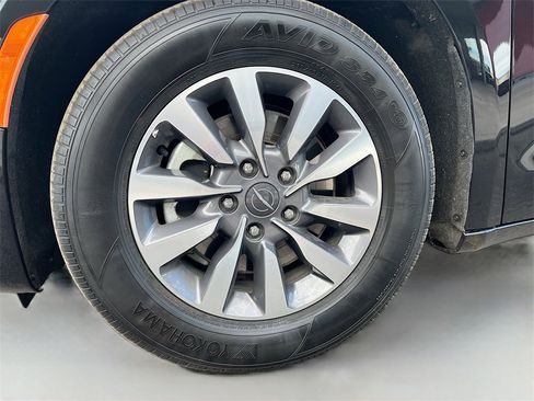 Used 2024 Chrysler Pacifica Select image 33