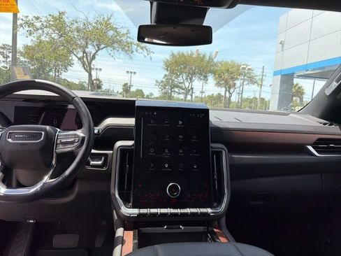 Used 2025 GMC Yukon Denali RWD image 9