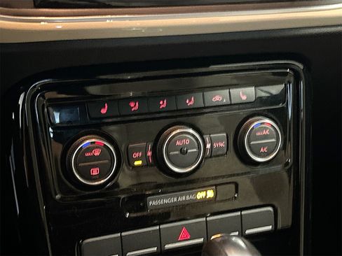 Used 2019 Volkswagen Beetle 2.0T SE image 15