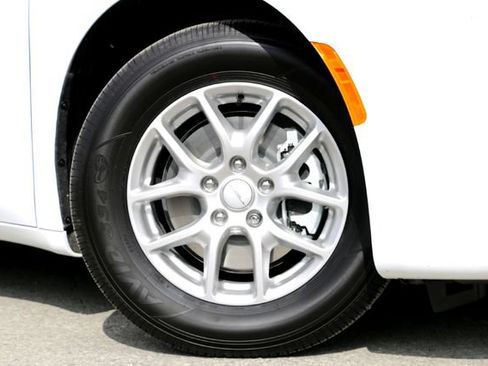 New 2027 Chrysler Pacifica Select FWD image 2