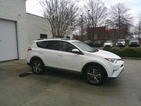 Used 2018 Toyota RAV4 XLE image 14