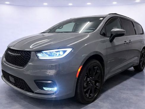 Used 2023 Chrysler Pacifica Touring-L w/ Uconnect Theater Family Group image 6