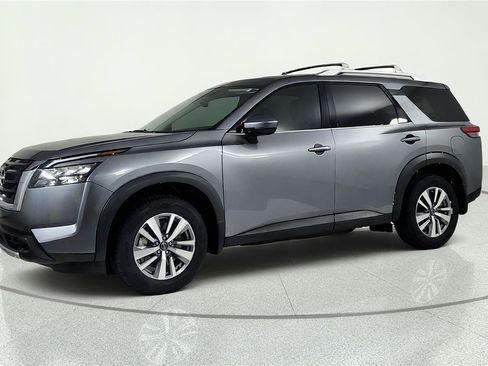 Used 2025 Nissan Pathfinder SL FWD image 3