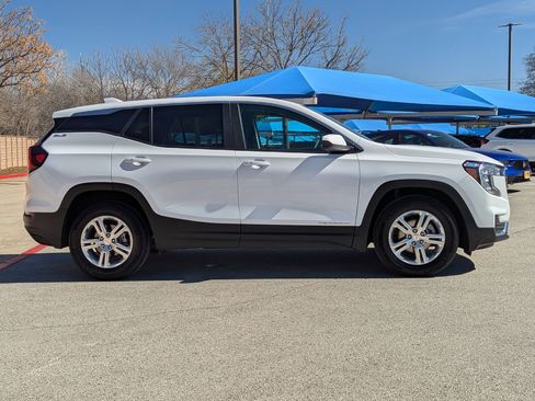 Used 2024 GMC Terrain SLE image 3