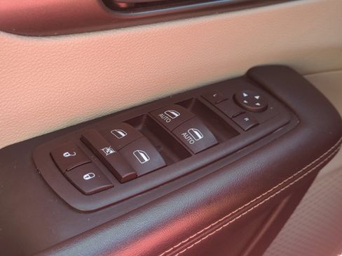 Certified 2023 Chrysler Pacifica Touring-L image 25