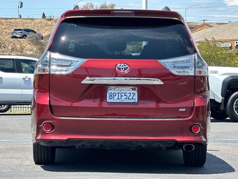 Used 2017 Toyota Sienna SE FWD image 4