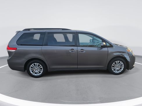 Used 2011 Toyota Sienna XLE image 4
