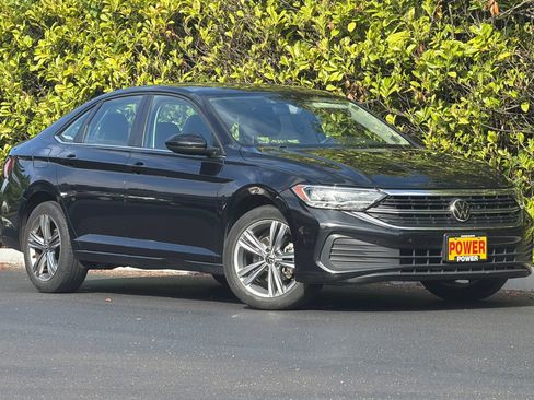 Used 2024 Volkswagen Jetta SE FWD image 2