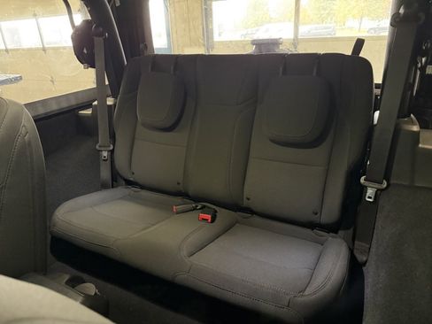 Used 2022 Jeep Wrangler Willys image 12