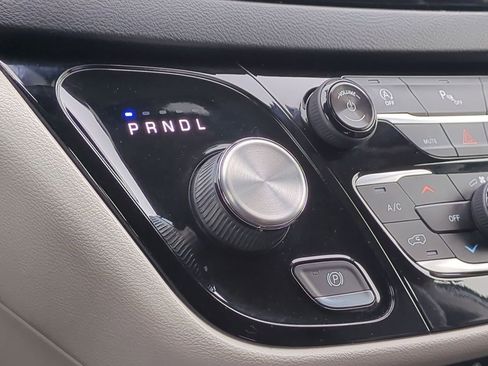 Used 2018 Chrysler Pacifica Touring-L image 35