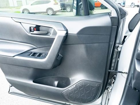 Used 2020 Toyota RAV4 LE FWD image 27