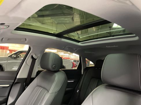 Used 2022 Audi e-tron Premium Plus w/ Premium Plus Package image 28