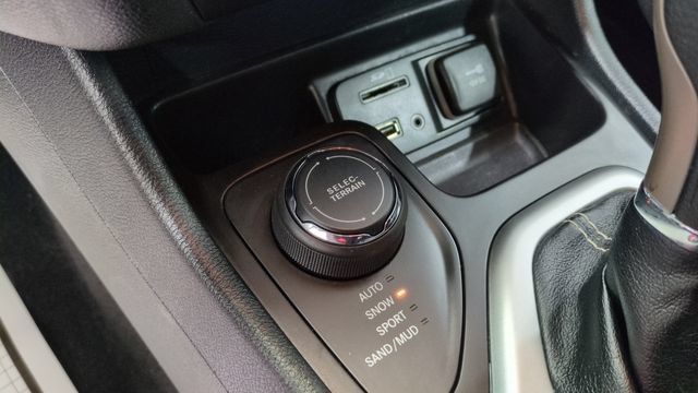 Used 2016 Jeep Cherokee Latitude w/ Cold Weather Group AWD/4WD image 29