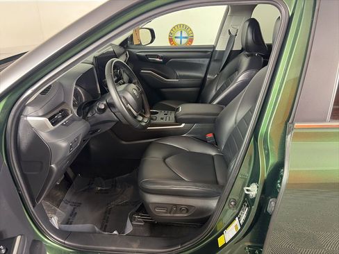 Used 2023 Toyota Highlander XLE AWD/4WD image 12