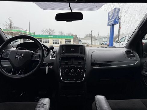 Used 2016 Dodge Grand Caravan SE image 21